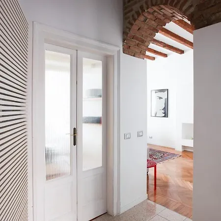 Plum Guide - Rossobianco Apartment Milan